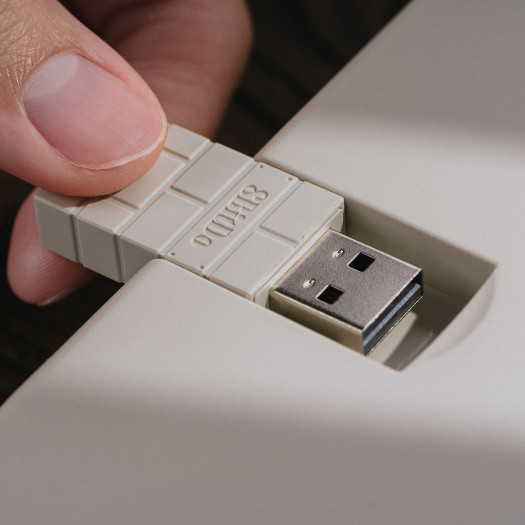 Unter anderem kann die Tastatur über einen Wi-Fi-Dongle verwendet werden. (Bild: 8Bitdo)